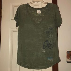 American Eagle V-neck Vintage T-shirt 💚